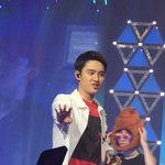 [EXO] 인사하는 경수 뒤로 <b>똥배</b>쿠 지나간다