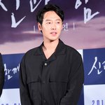 올블랙으로 차려입고 온 수홍 김동욱