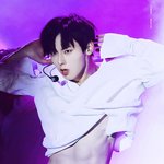 그새 복근이 더 찐해진 황민현 ㅎㄷㄷ