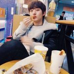 [댓글부탁해] 솔직히 <b>윤지성</b>은 이렇게만 생겼어도