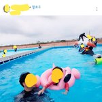 애기엄마가 <b>수영장</b>에서 애한테 가르치는 것
