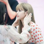 대놓고 눈길 확 사로잡는 <b>여</b><b>돌</b>