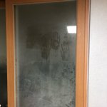 제발들어와줘)문에 <b>손자국</b>이 왜 찍혀있는거야?