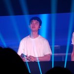 [EXO] 팬 본다고 뒤로걸으면서 <b>퇴장</b>한 경수