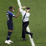 월드컵 결승전 난입한 여성들, 손가락질 할 수 없는 이유 [기사]