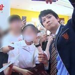 교복같은 옷 입고온 강동원jpgif