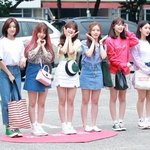 프로미스<b>나인</b> 뮤뱅 출근길 이새롬 대학생같음!