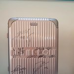 [박우진] 어떻게든 저 <b>캐리어</b>에 싸인하겠다는 의지 ㅋㅋㅋㅋㅋ