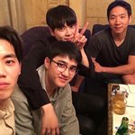 [EXO] 이 사진 <b>저</b> 뒤에 <b>분</b>들 누구임