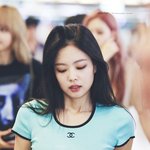 빈티지 샤넬 <b>크롭</b>티 입은 제니