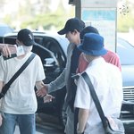 [EXO] 찬열이 숙소 따로 사는 멤버들 하고 <b>악수</b>하는거 보셈