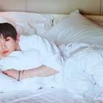 침대에서 <b>가운</b> 입은 강다니엘