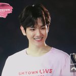 [EXO] 백현이 <b>머리위</b>에 아가고래 앉아있다