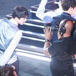 미국 <b>카메라앞</b>에서도 당당한 아이돌