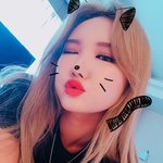 슬립가운 공항패션 선보인 <b>LE</b>