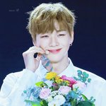 꽃을 든 남자 <b>강</b>다니엘