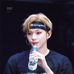 한껏 <b>집중</b>한 입술...ㅋㅋ