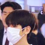 [EXO] 와지금 출국하네.. 조카 <b>피곤해</b>보인다