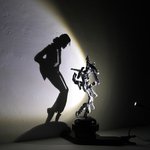 고철과 쓰레기로 만든 그림자 <b>아트</b>
