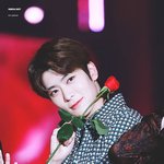 <b>nct</b> 재현 꽃 들고 있는거