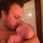 [ㅋㅋㅋㅋㅋ] 생후 6주 딸에 뽀뽀한 아버지, 소아성애자로 몰려...