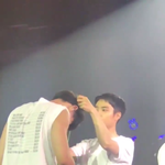 [EXO] 경수가 숭한<b>물체</b>를 찬열이 머리에 끼워줌