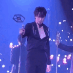 [EXO] <b>김종인</b> 마이크 날라가는거 어이없어서 웃김ㅋㅋㅋㅋ