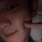 [EXO] <b>액정</b>에 입술대고 들어와