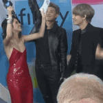 [방탄소년단] 이거 뷔가 안아달라고 먼저 <b>제스처</b> 한거냐?