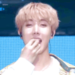 [방탄소년단] 호석아 그거 다씹으면 <b>나랑</b>