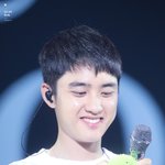 [EXO] 도경수가 이 말캉 늘어나는 장난감 갖고 놀면