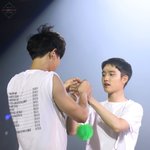 [EXO] 크엉 찬열이한테 장난감 씌어주는 경수