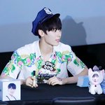 [황민현] ㅋㅋㅋㅋ 베르형님의 <b>일탈</b>