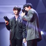[EXO] 둘다 얼굴에 장난<b>가득</b>