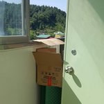 사람이 사는 아파트에 고양이 키우는 진상 <b>이웃</b> 때문에 피해입고있네요.