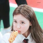 핫도그 먹는 <b>나연</b>