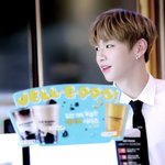 [강다니엘] 1주년카페 비하인드 보정짤