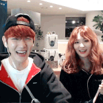 [댓글부탁해] 이거 <b>백현</b>이랑 슬기랑 같이있는거 브이앱이야??아는사람ㅠㅠ