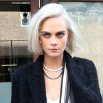 독특한 머리 다 소화하는 카라 델<b>레바인</b>