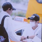 [EXO] 눈 감고 <b>악수</b>하는 맏형 ㅋㅋㅋㅋㅋ