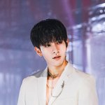 중국경연예능에서 화이트수트+시스루 입은 사무엘.jpg