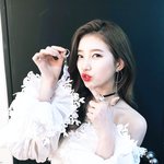 얼굴 보느라 몰랐던 수지의 <b>목길이</b>