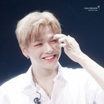 [강다니엘] <b>눈두덩</b>이 긁적긁적
