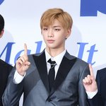 [강다니엘] <b>블루카펫</b> 기사사진