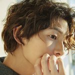 송중기 머리 길렀네