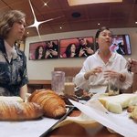 영자의 빈 <b>포크</b>를 발견한 숙이