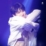 [댓글부탁해] 솔로콘에서 복근 공개한 빅스 <b>레오</b>