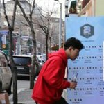 무대를 밟은 내 신발이 더러워지더라도 엄마아빠껀 새걸로 신겨<b>야지</b>