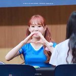 한 아이돌이 하트를 만드는 방법