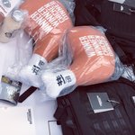 [EXO] 백으가 애들한테 선물보낸거 나도 갖고싶다 저 <b>닭다리</b>